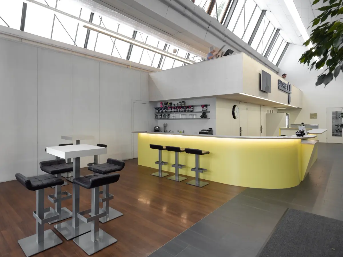 zitronengelbe zentrale Theke des Sportstudios