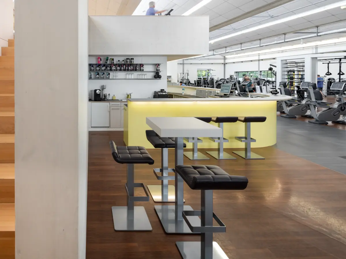 Blick in das Fitnesstudio mit gelber Theke