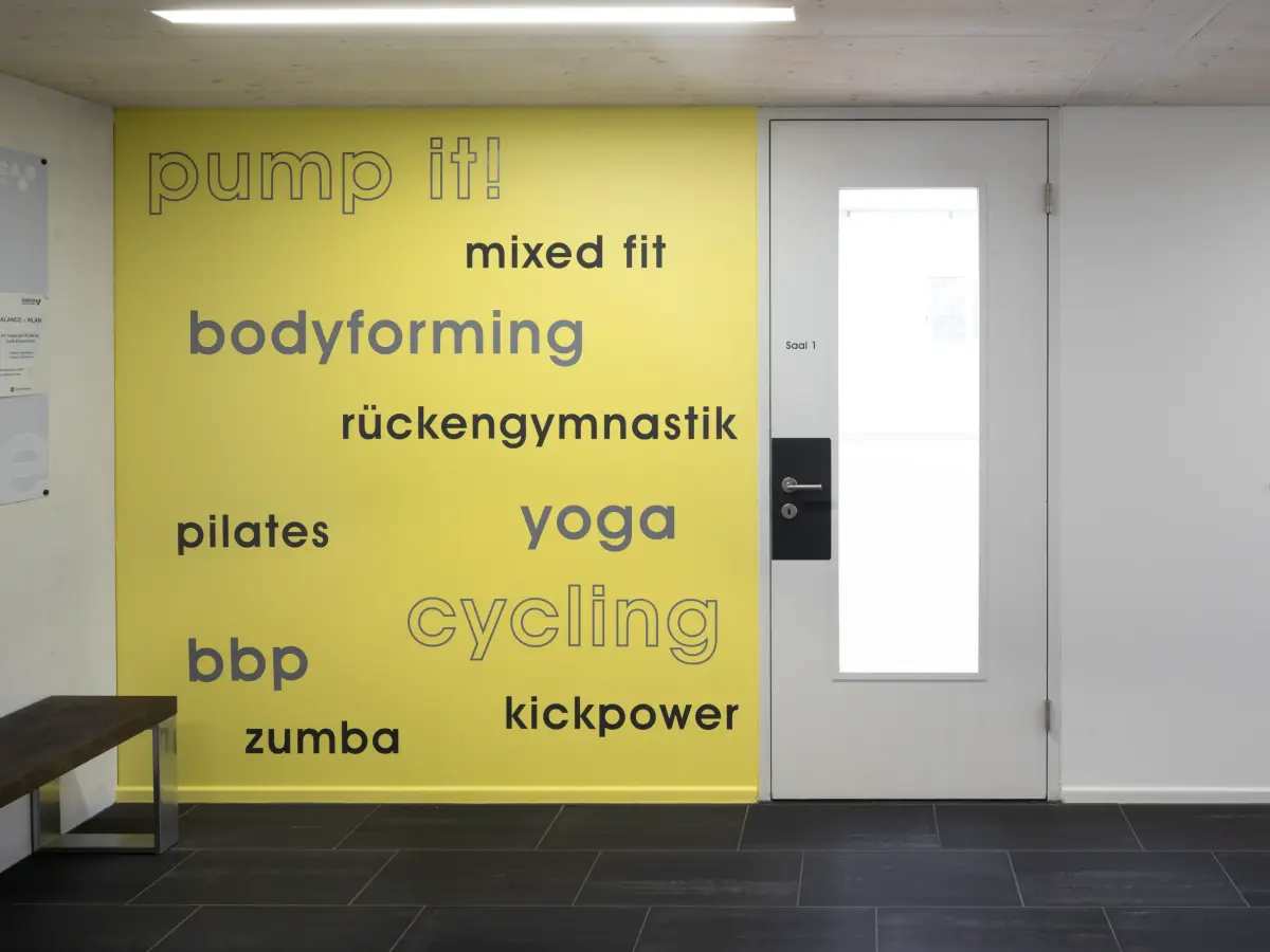 Umkleidekabine mit gelber Wand