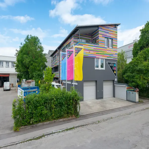 Buntes Gebäude in gelb, blau, rosa, grün, orange