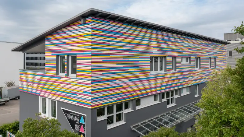 Farbige Fassade des Gewerbegebäudes 