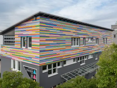 Farbige Fassade des Gewerbegebäudes 