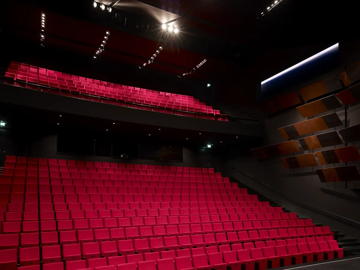 ein Theatersaal mit roten Sitzen