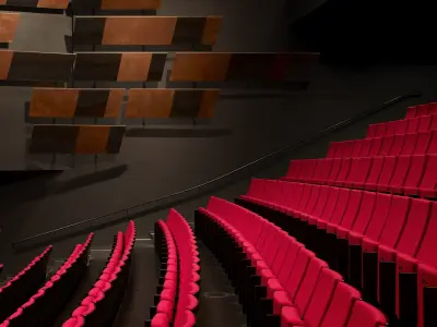 ein Theatersaal mit roten Sitzen