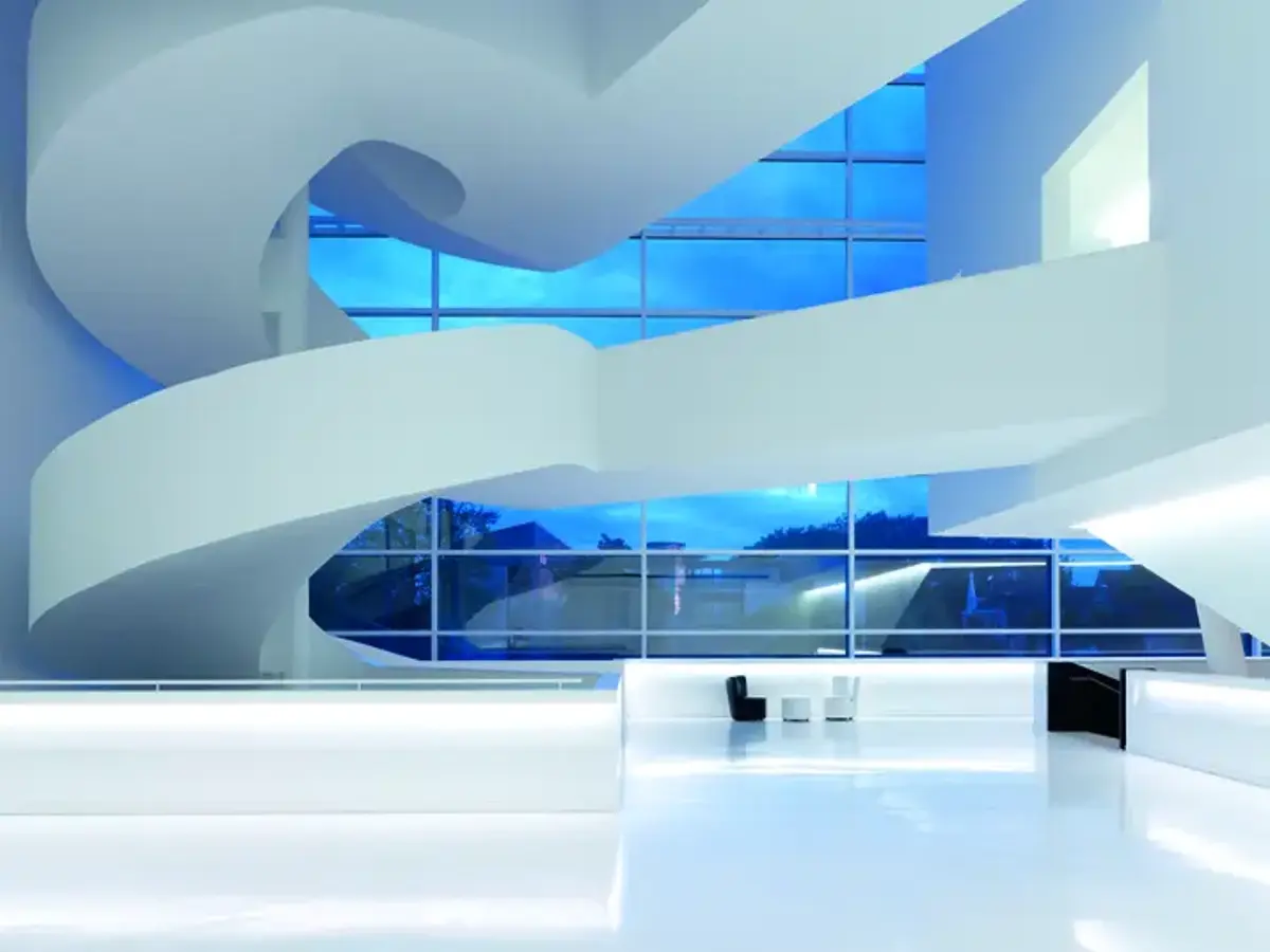eine weiße Treppe vor einer Glaswand