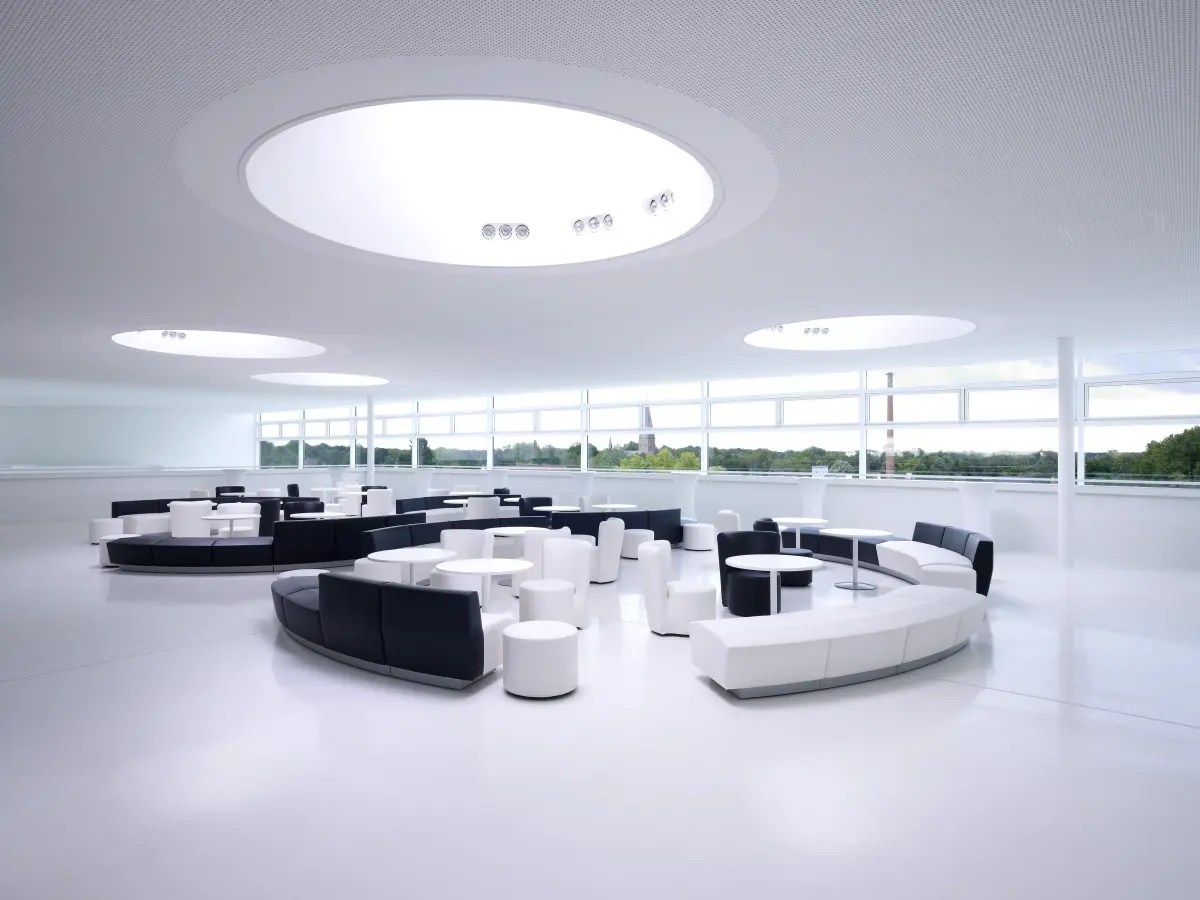 eine weiße Lobby eines Theaters