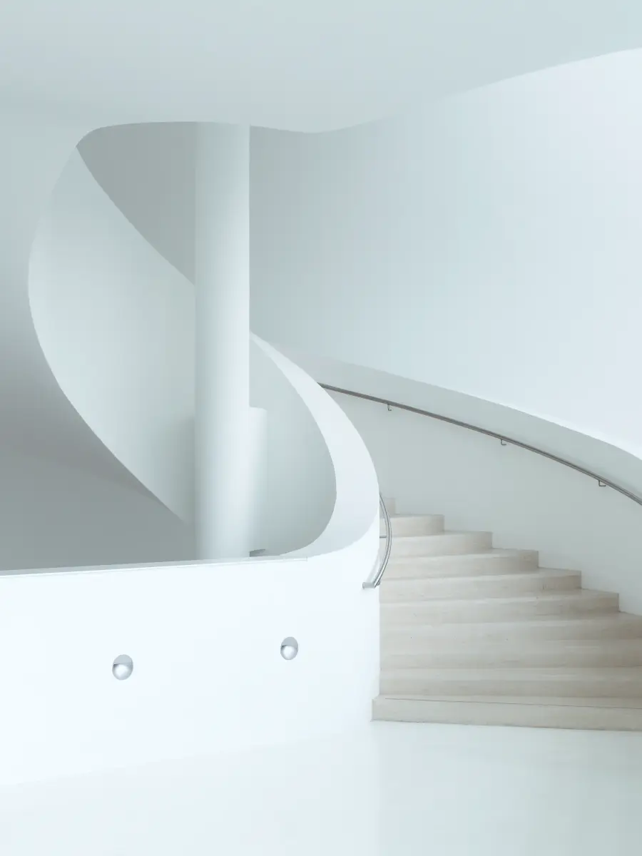 eine weiße geschwungene Treppe