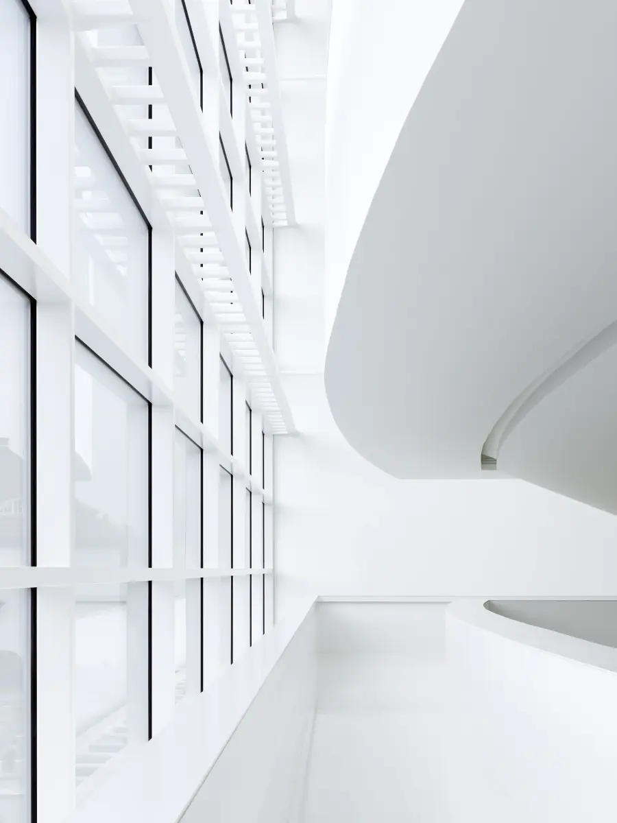 eine weiße Treppe neben einer Glaswand
