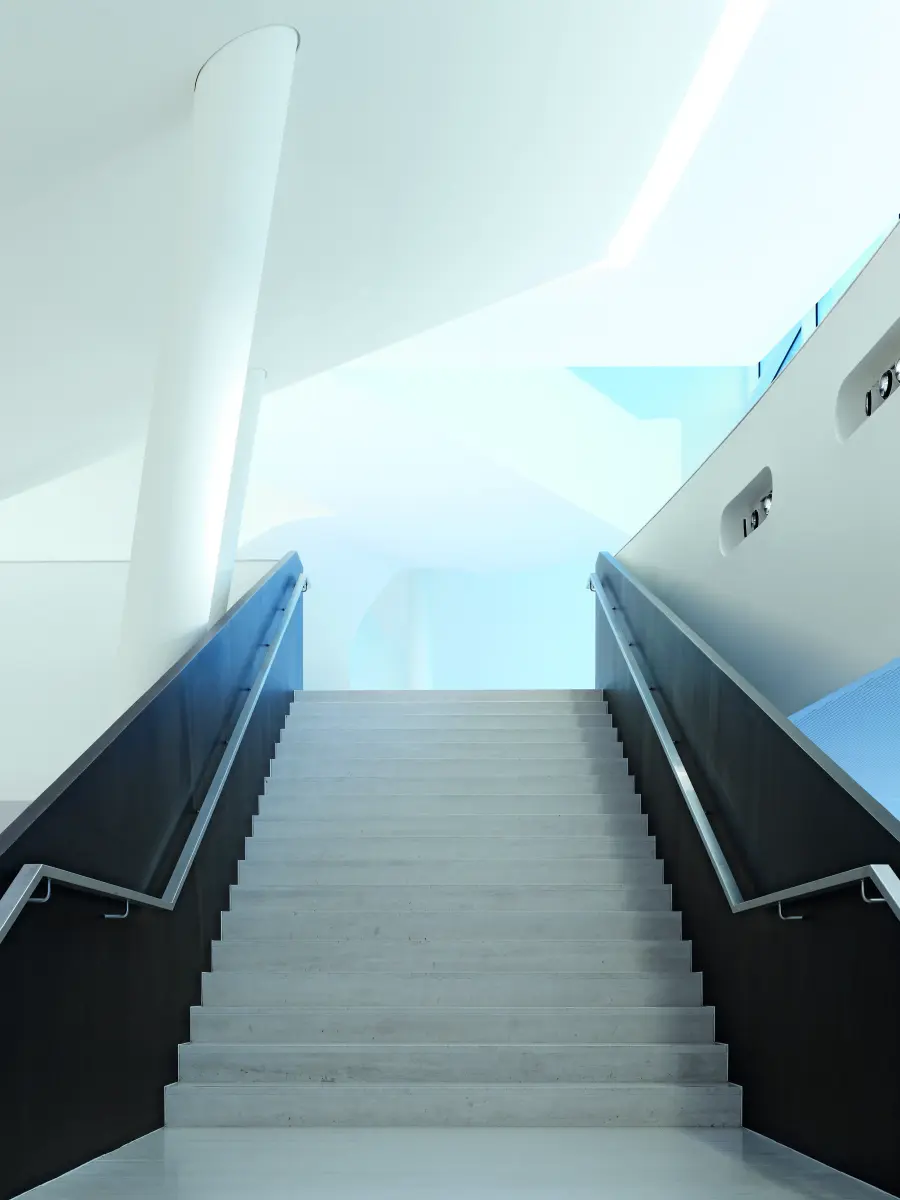 eine breite Treppe und weiße Wände