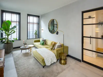 Seitenansicht auf das beleuchtete Wohnhaus Alstenbrück-Langmeil