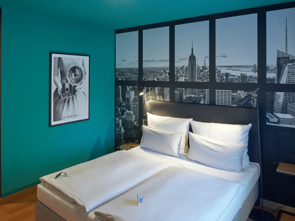 Schlafzimmer mit Doppelbett und Fototapete