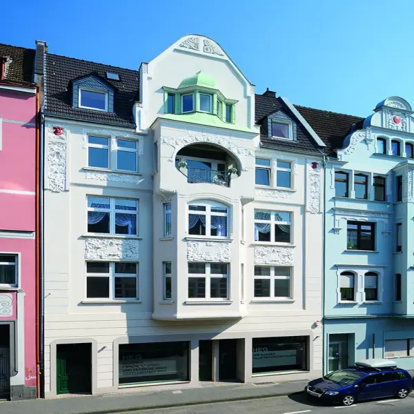 bestuckte Hausfassade hell