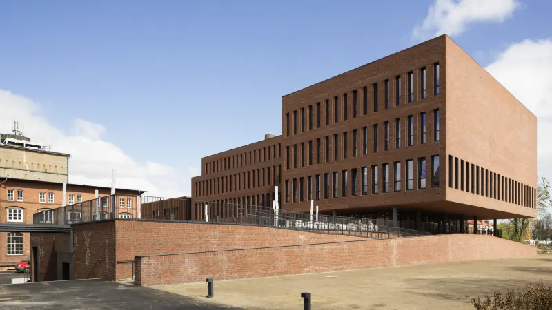Außenansicht eines Campusgebäudes aus roten Ziegeln