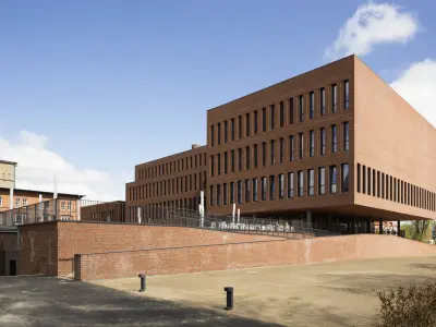 Außenansicht eines Campusgebäudes aus roten Ziegeln