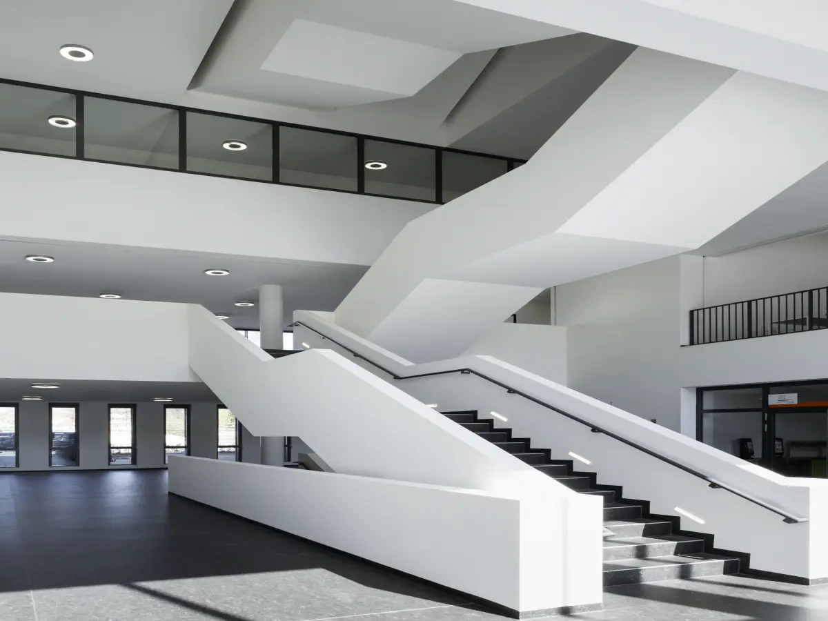 eine weiße Treppe