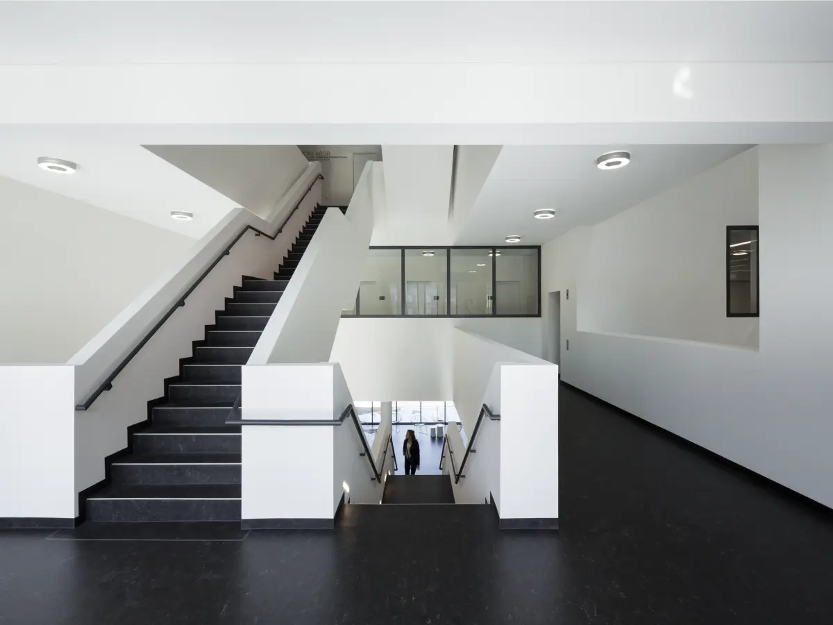 eine weiße Treppe