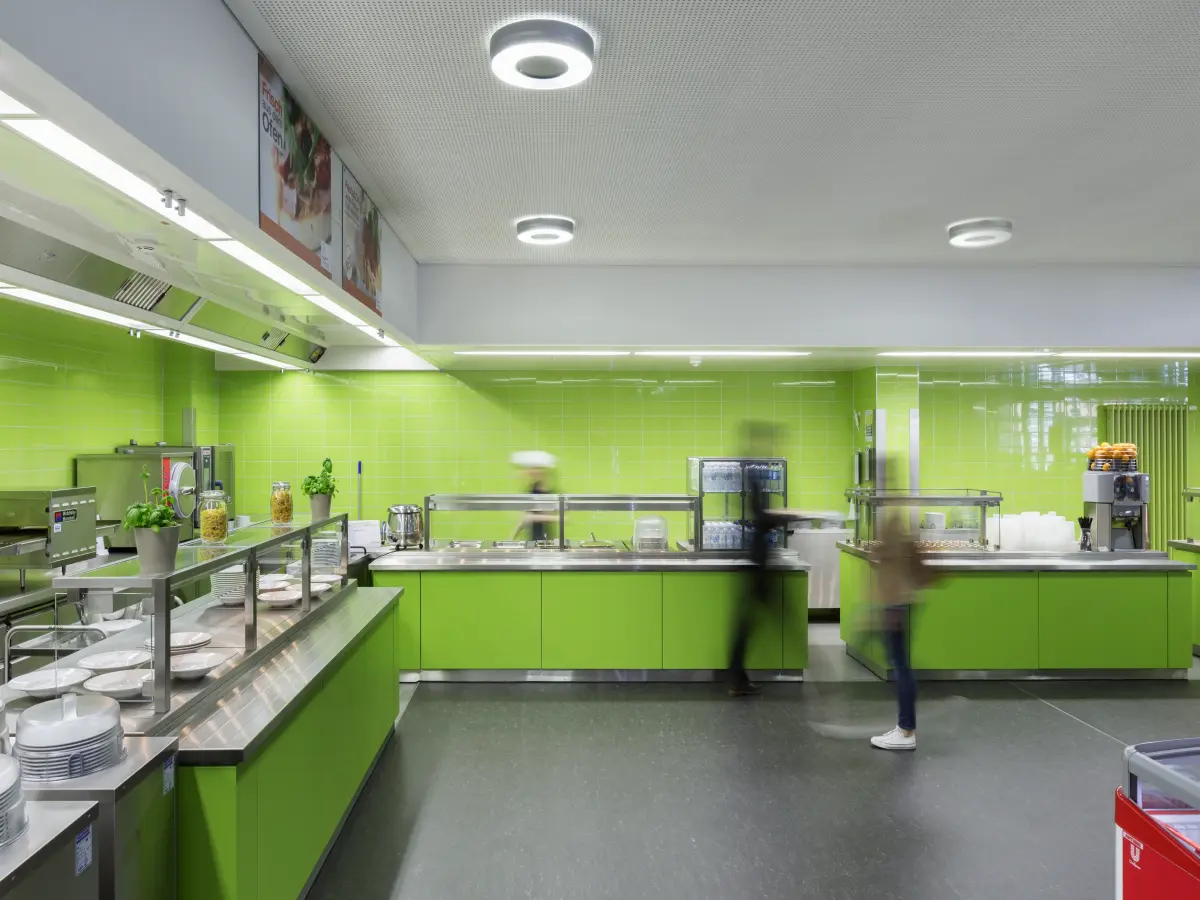 Ein grünes Interieur einer Mensa