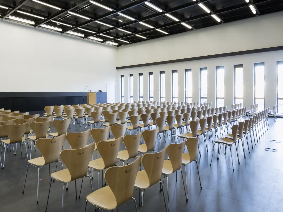 Helle Einrichtung des Klassenzimmers