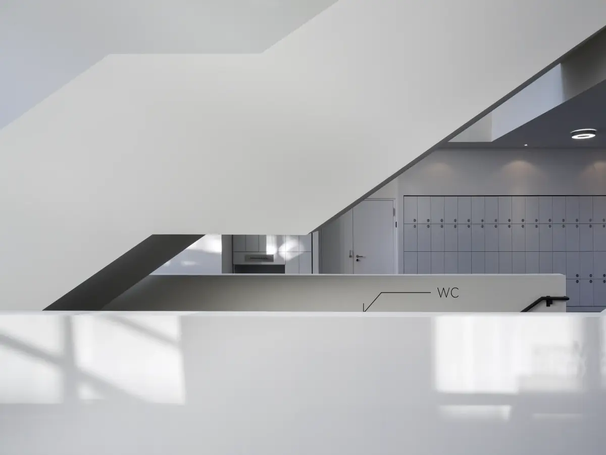Helle Innenräume und eine weiße Treppe