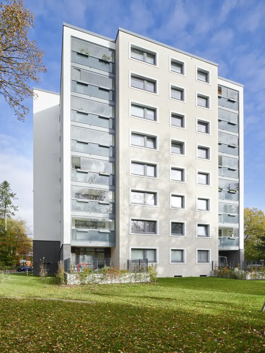 ein hohes Gebäude in den Farben Beige und Weiß
