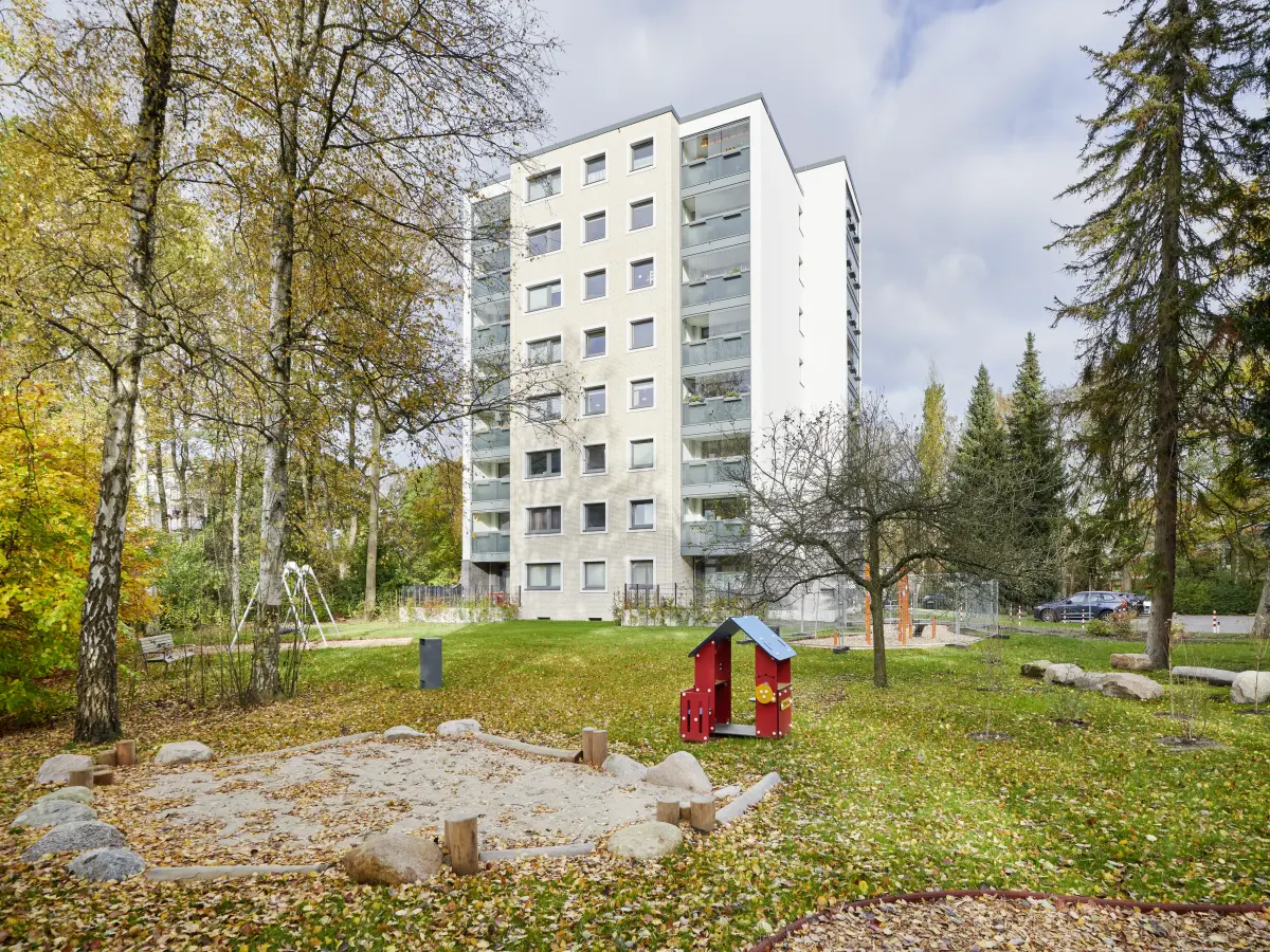 ein hohes Gebäude in den Farben Beige und Weiß