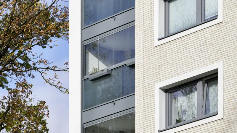 ein hohes Gebäude in den Farben Beige und Weiß