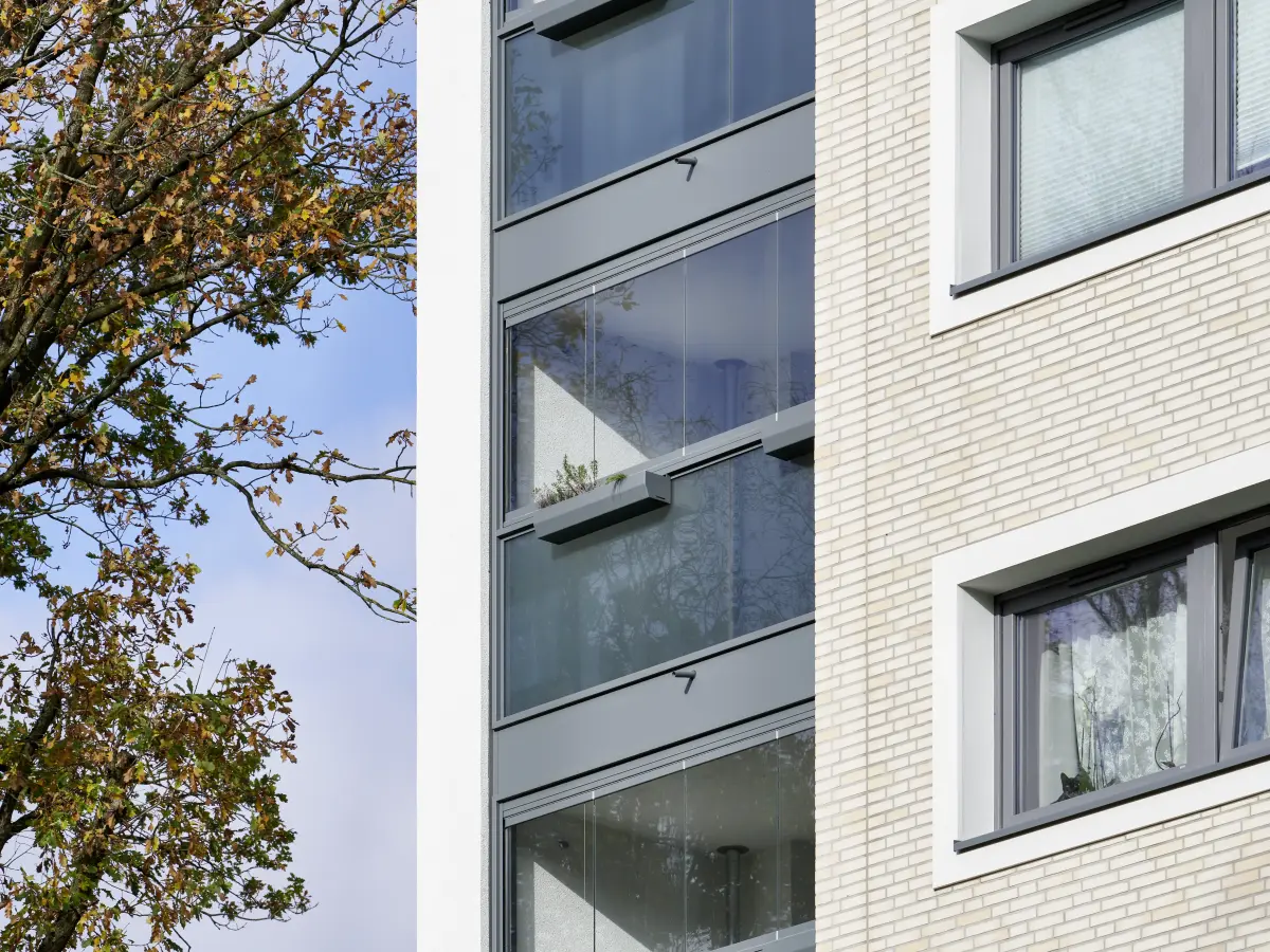 ein hohes Gebäude in den Farben Beige und Weiß