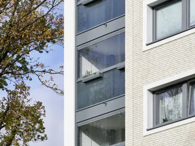 ein hohes Gebäude in den Farben Beige und Weiß