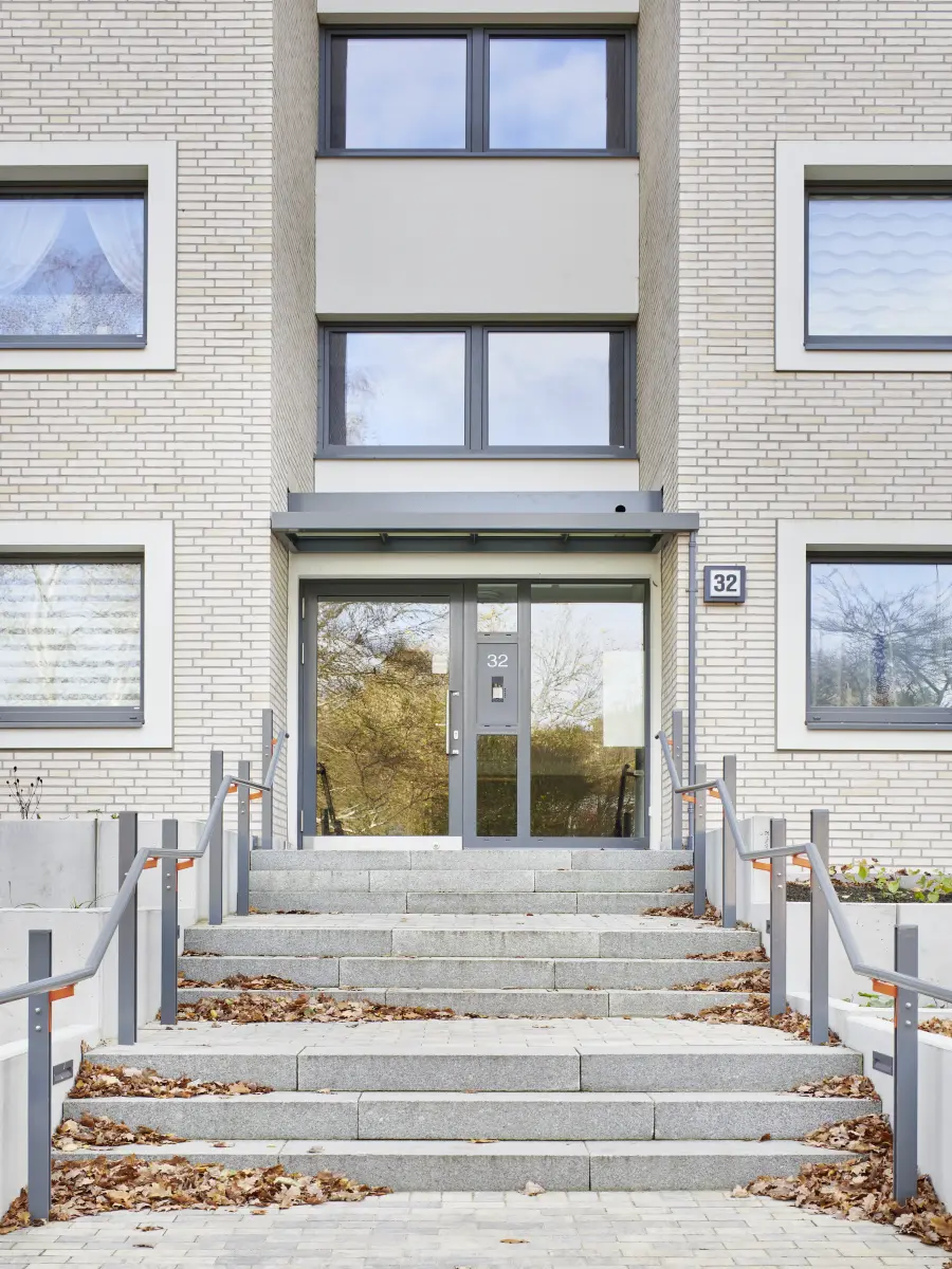 ein hohes Gebäude in den Farben Beige und Weiß