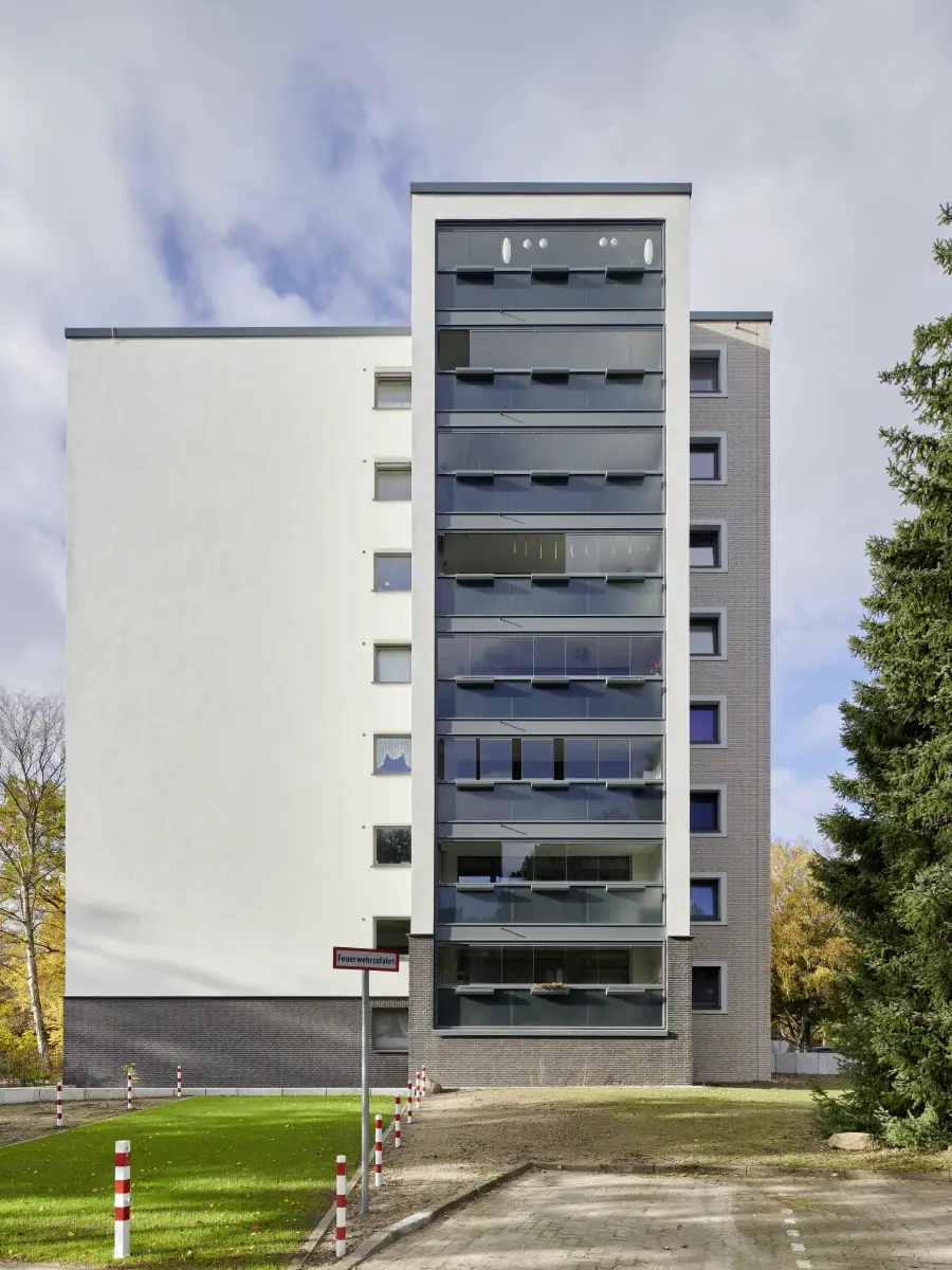 ein hohes Gebäude in den Farben Beige und Weiß
