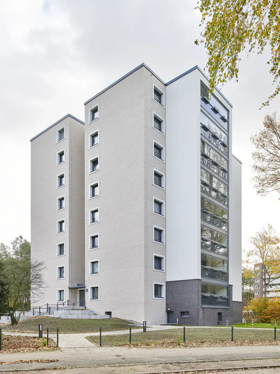 ein hohes Gebäude in den Farben Beige und Weiß