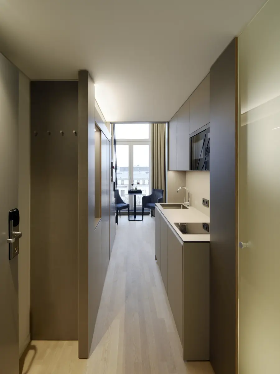 Blick von der Eingangstür ins Zimmer