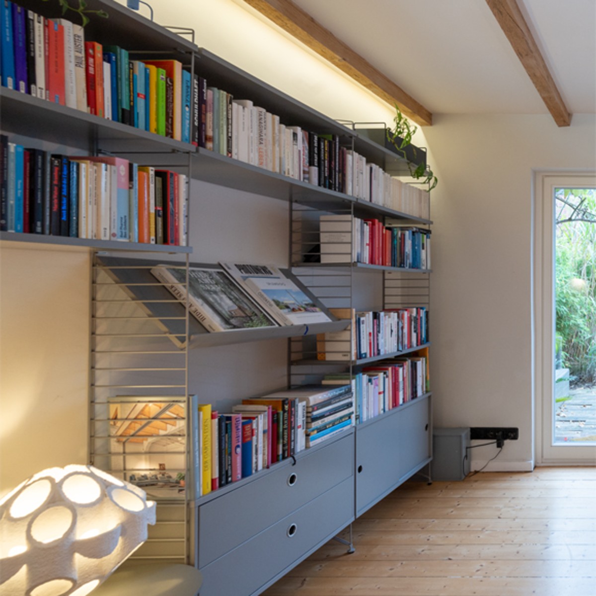 Bücherregal im Wohnzimmer