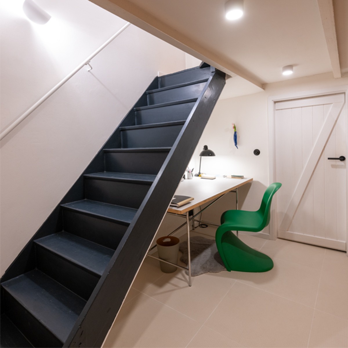 Schreibtisch unter Treppe