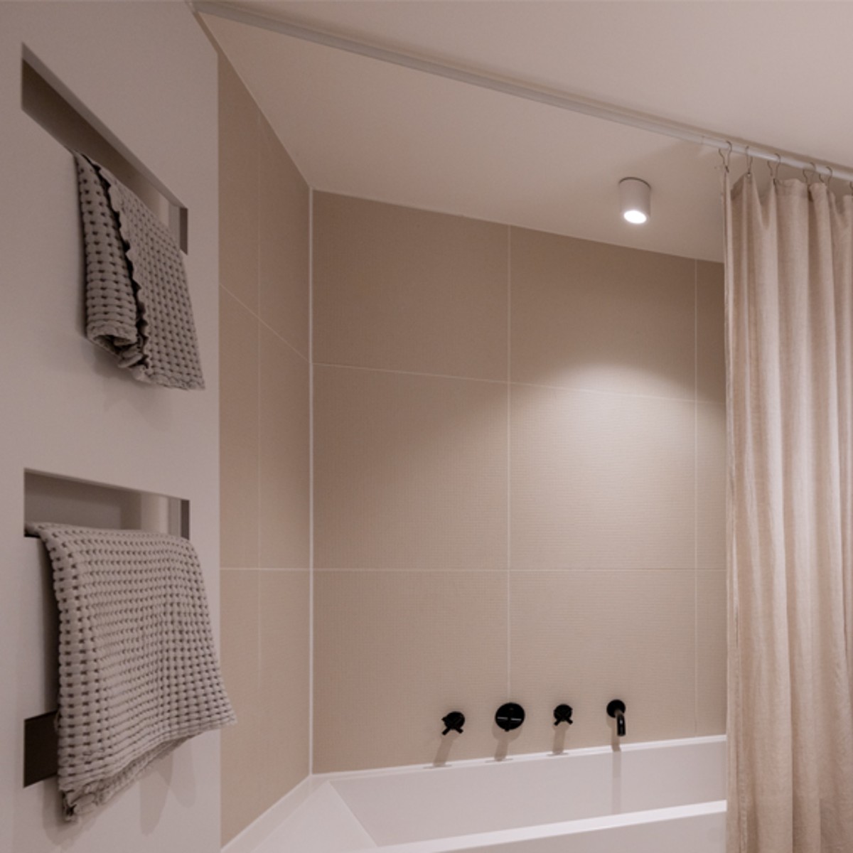 Badezimmer im Weiß und Beigeton