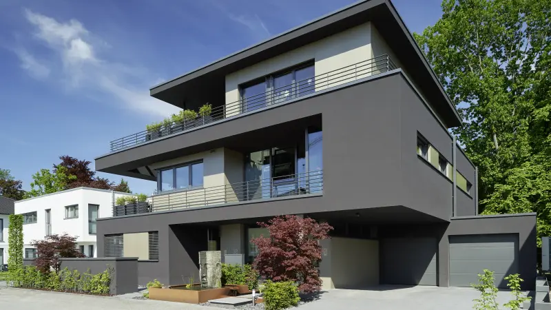mehrstöckiges Einfamilienhaus mit schwarzer Fassade und 2 Terassen 