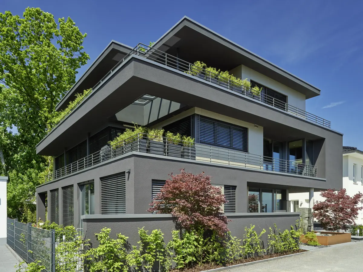 Fassadenfarbe Schwarz Einfamilienhaus Blick von unten