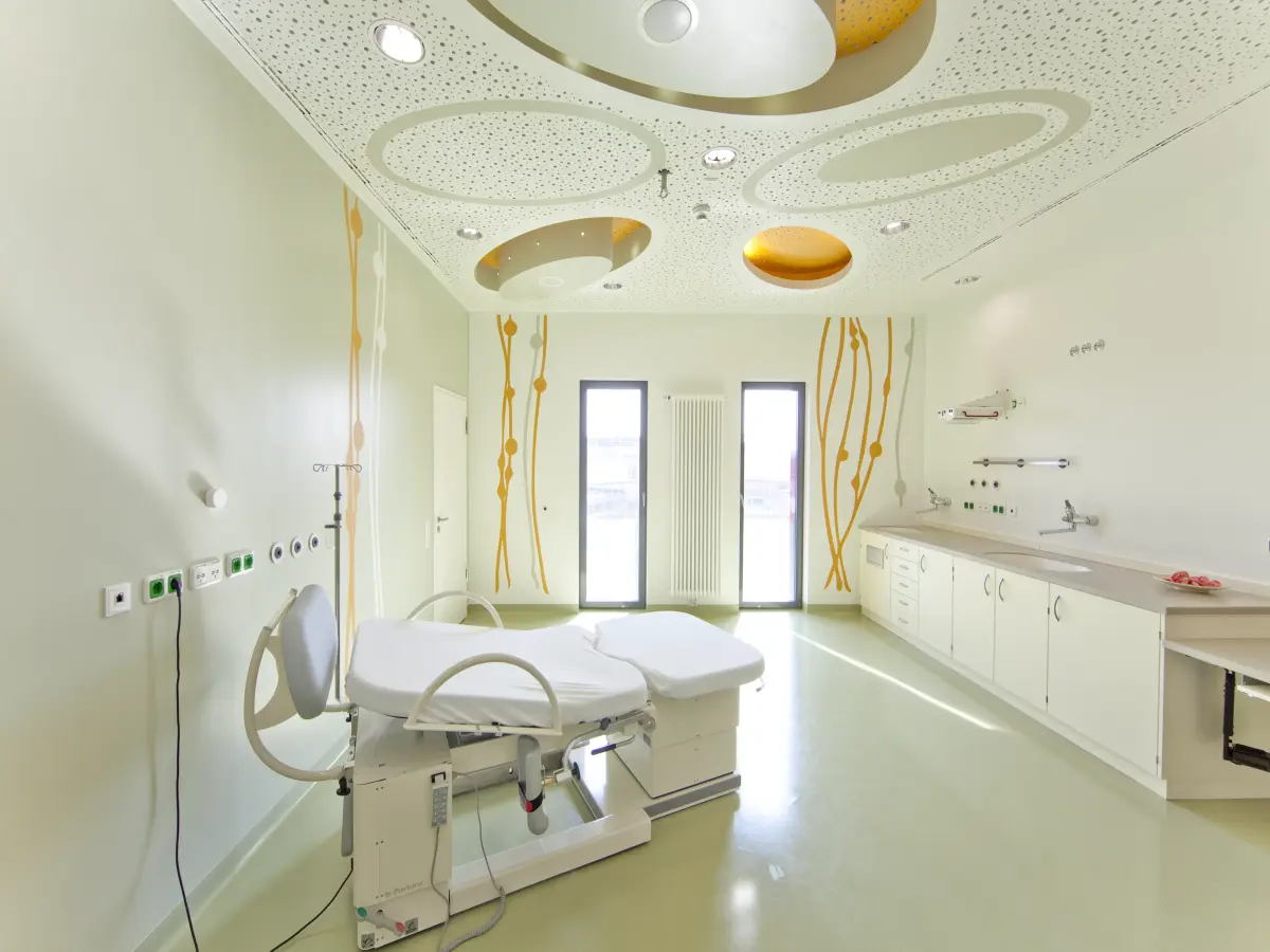 ein helles Interieur eines Krankenhauszimmers