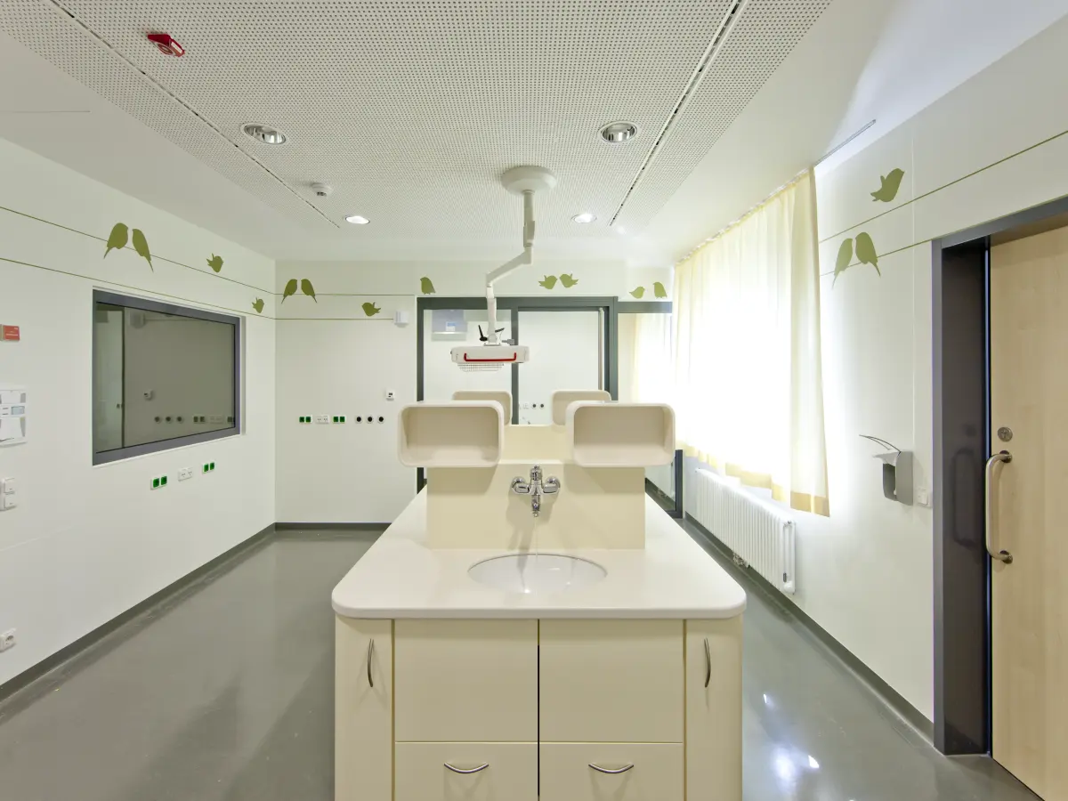 ein helles Interieur eines Krankenhauszimmers