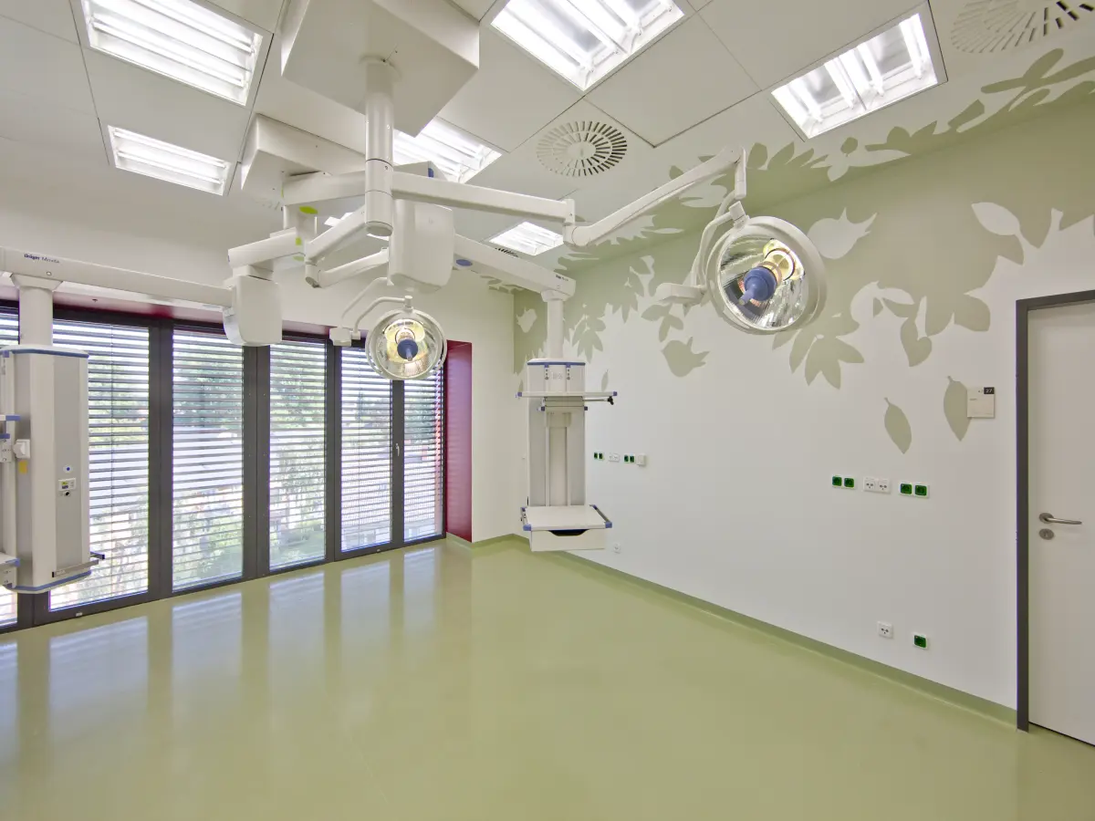 ein helles Interieur eines Krankenhauszimmers