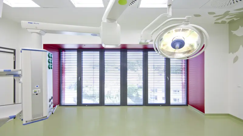 Interieur eines Krankenhauszimmers mit bunten Wänden