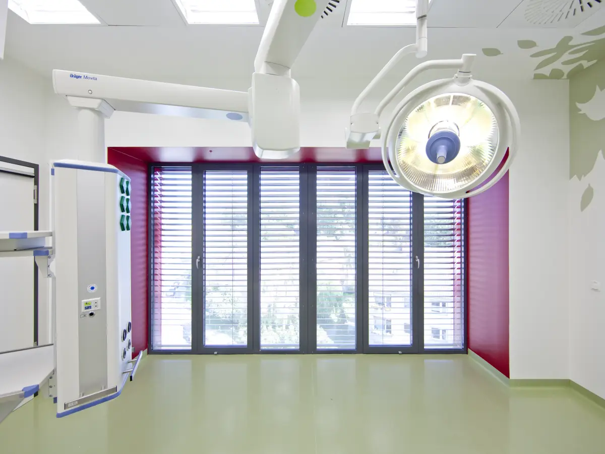 ein helles Interieur eines Krankenhauszimmers