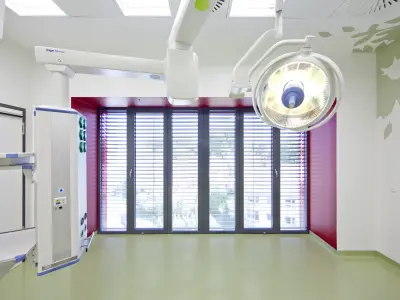 Interieur eines Krankenhauszimmers mit bunten Wänden
