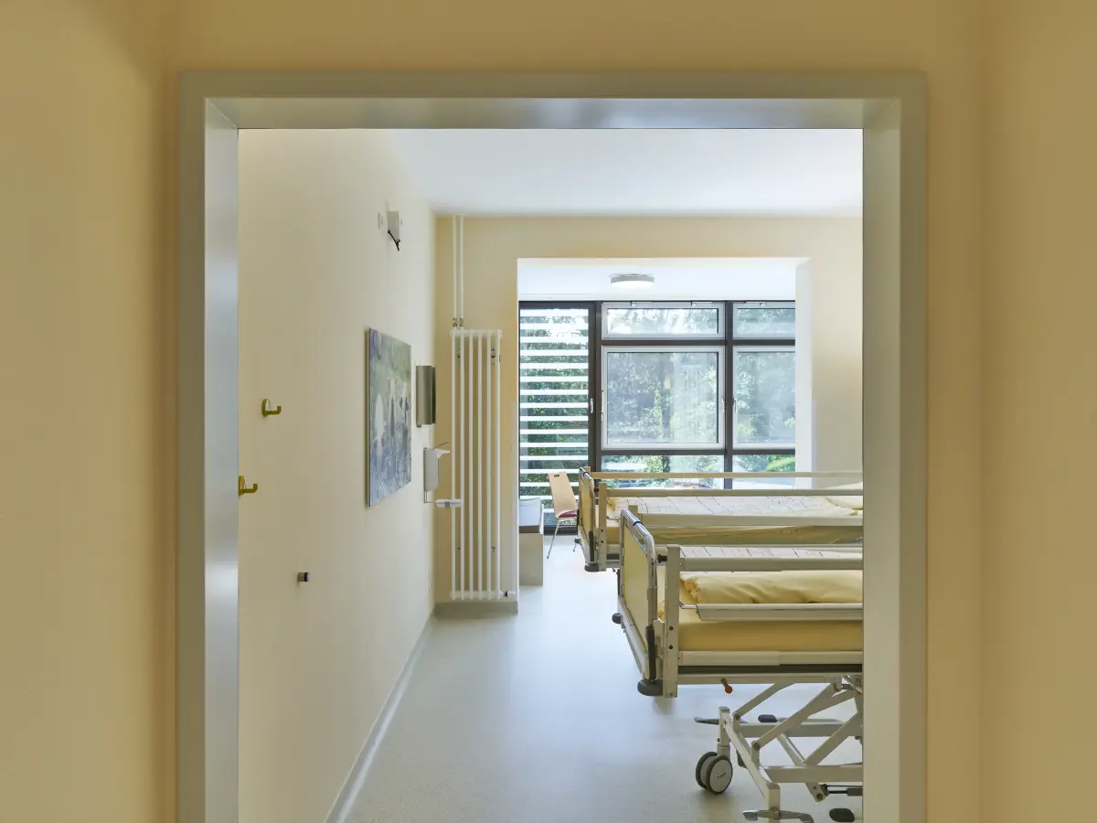 großes helles Patientenzimmer mit Elternbett
