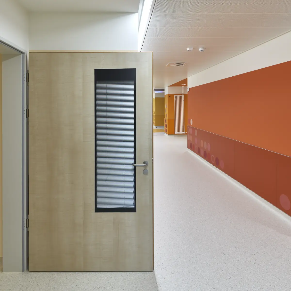intensives orange im Flur des Kinder- und Jugendkrankenhauses