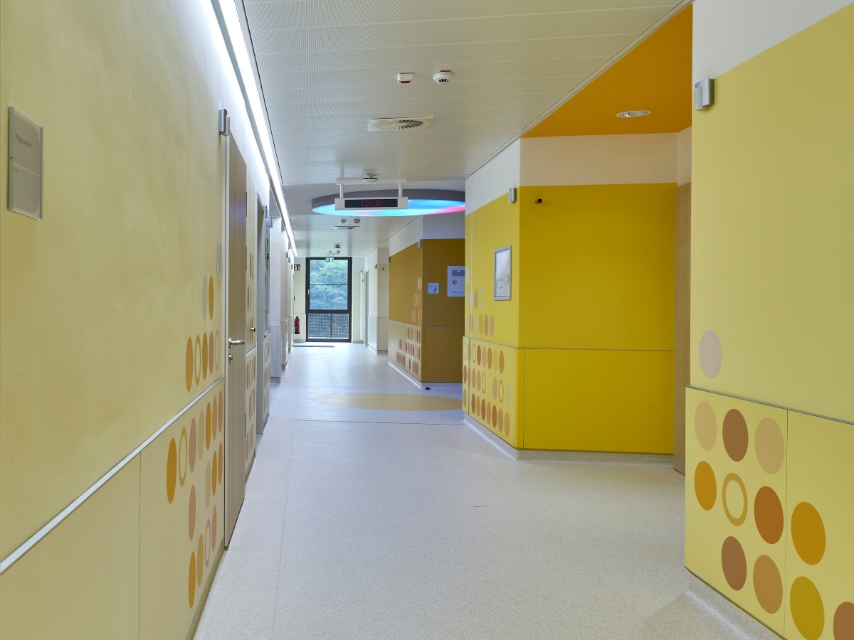 gelbe Wände im Flur im Kinder- und Jugendkrankenhaus