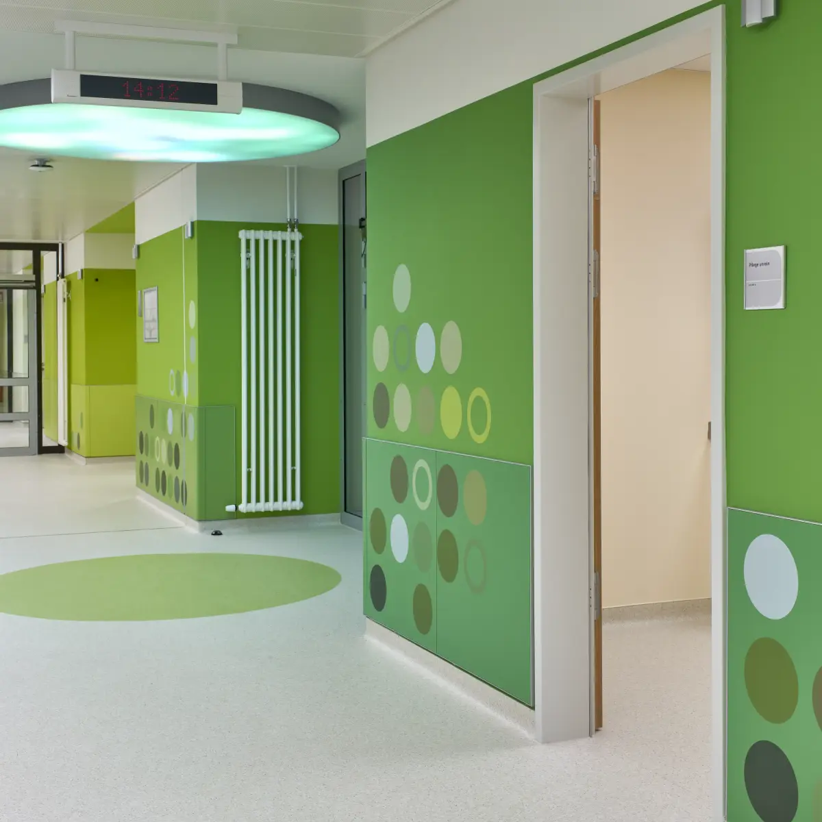 grüne farbige Gestaltung im Flur des Kinder- und Jugendkrankenhauses