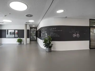 Eingangsbereich mit Kreidezeichnungen an der Wand