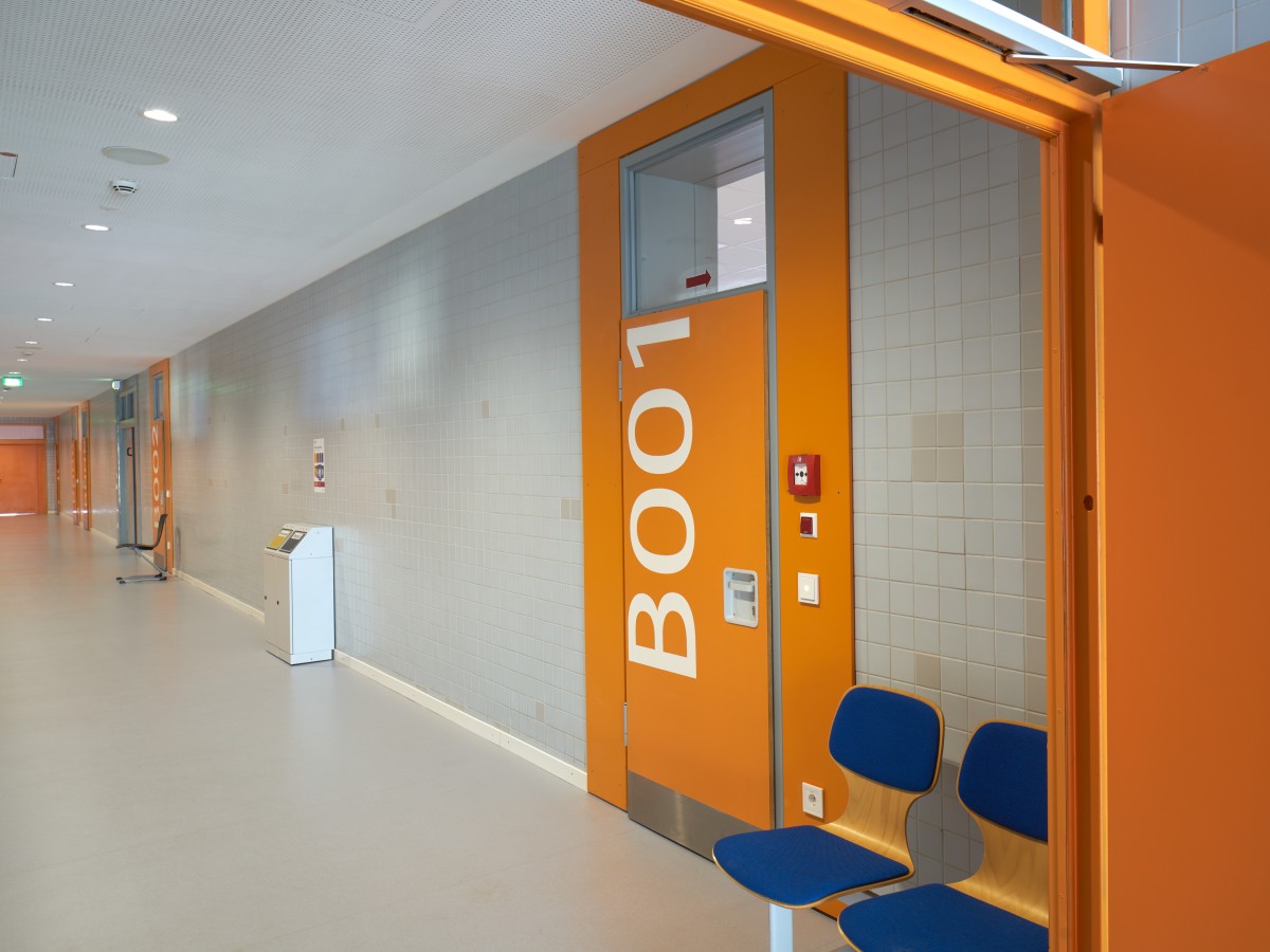 orangene Türen Flur