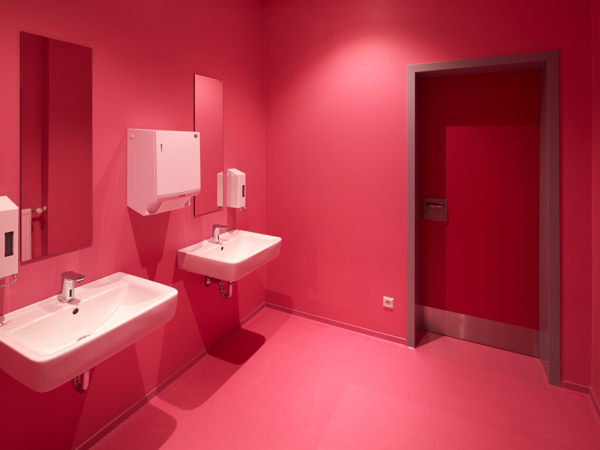 rotes Badezimmer